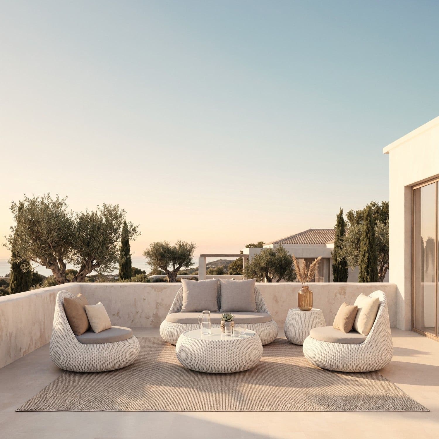 BLOOM Onyx muebles de exterior de lujo: set de salón tejido en terraza mediterránea con vista al mar. Mobiliario premium.