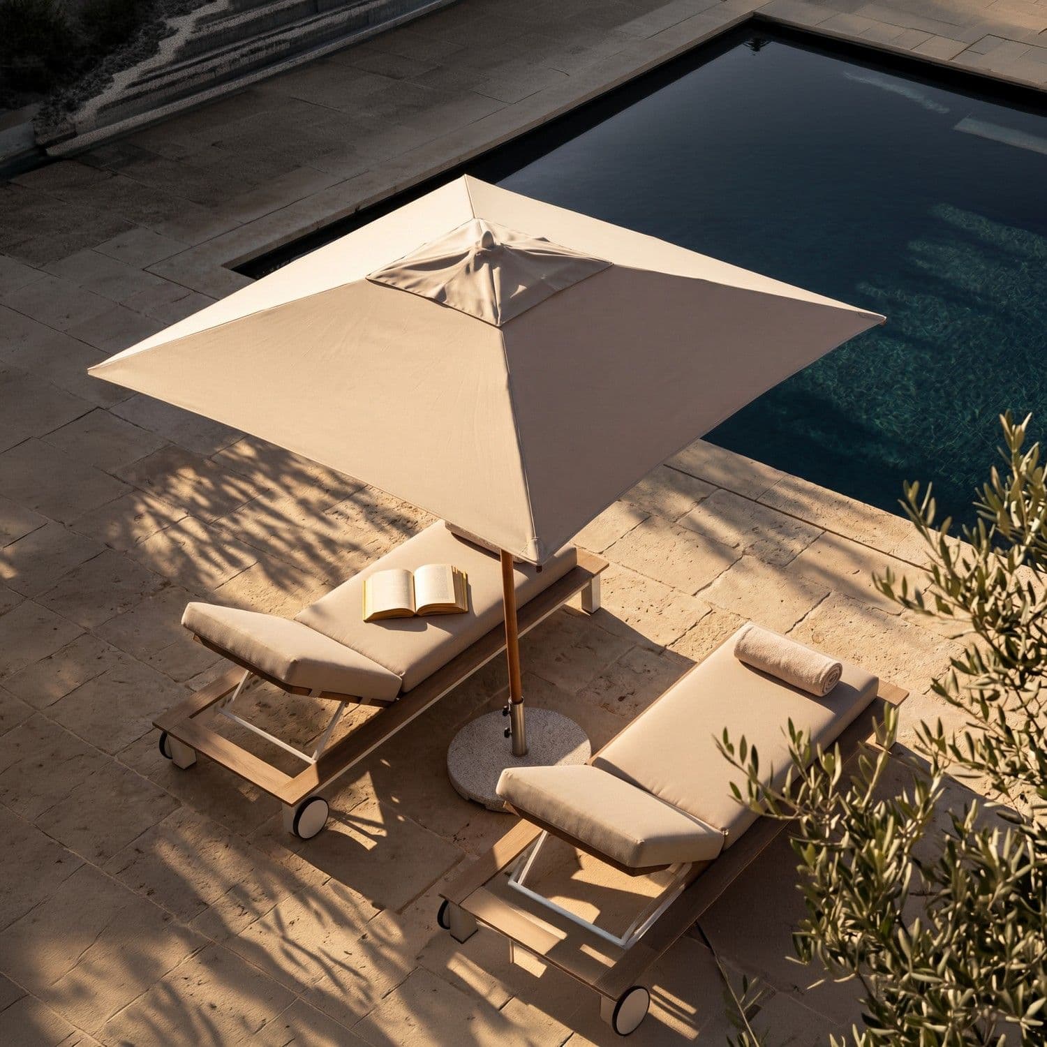 BLOOM Vertex tumbonas de teca de lujo y sombrilla junto a piscina. Mobiliario premium para terrazas exclusivas y hoteles.